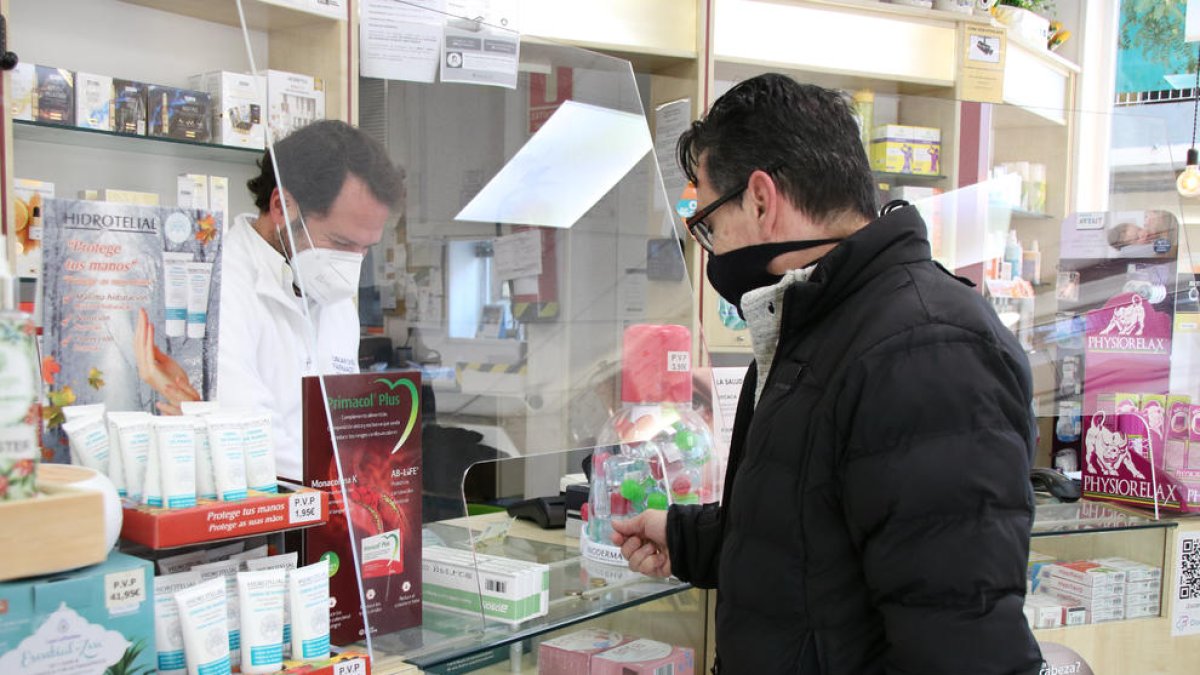 Cataluña pide la retirada de las mascarillas en centros sanitarios, farmacias y residencias