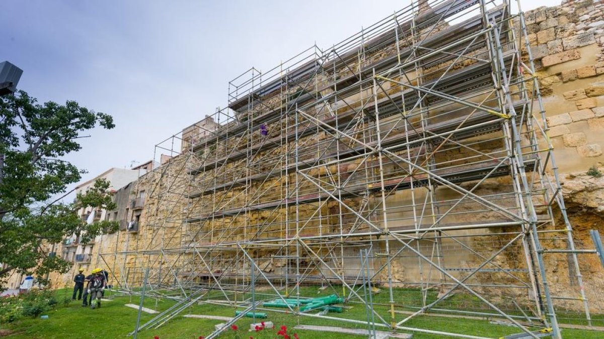 Revisan el estado de la muralla en el paseo de Sant Antoni de Tarragona
