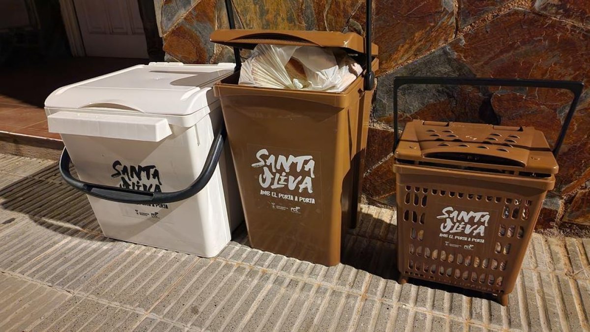 El primer año de recogida puerta a puerta en Santa Oliva incrementa la tasa de reciclaje hasta el 75,6%