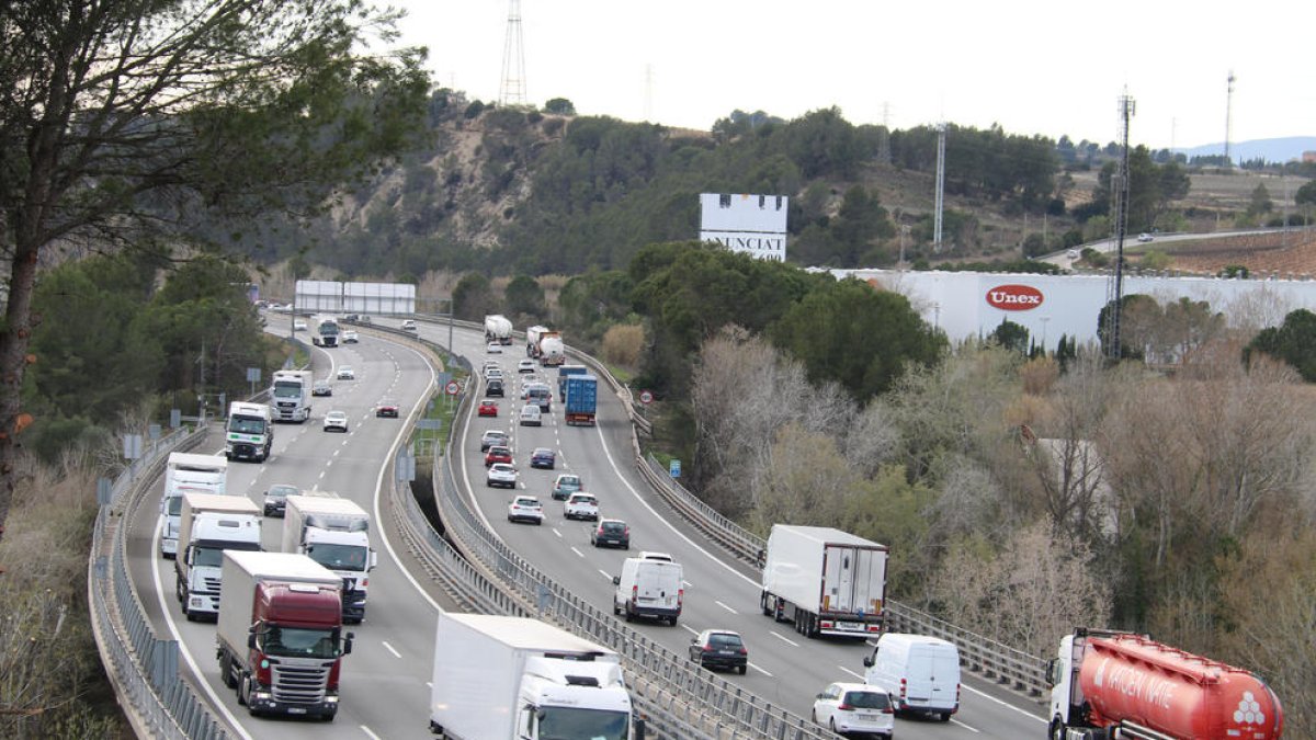 Tráfico multa 61 vehículos en el nuevo tramo del AP-7 entre Martorell y Gelida limitado a 100 km/h