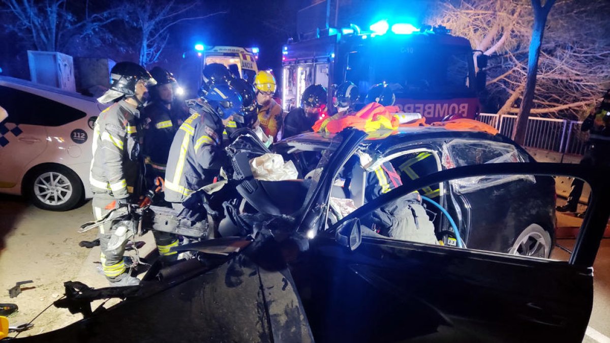 Dos ferits crítics i un de greu en estavellar-se amb el cotxe contra un mur a Barcelona