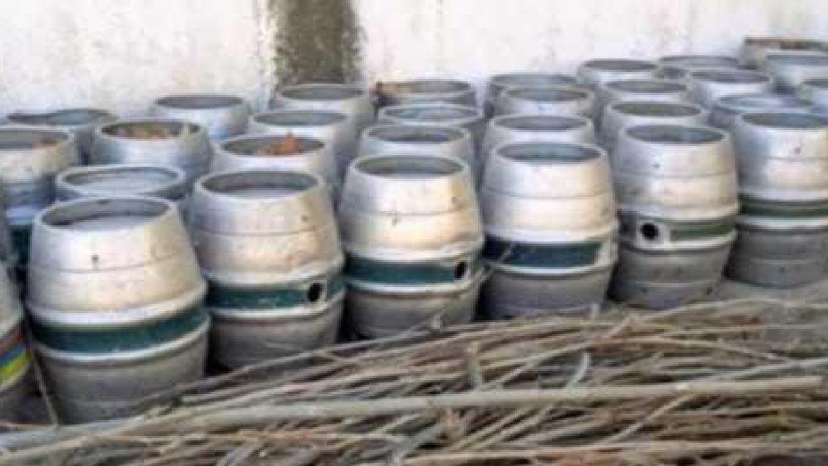 Roban varios barriles de cerveza vacíos en les Borges del Camp
