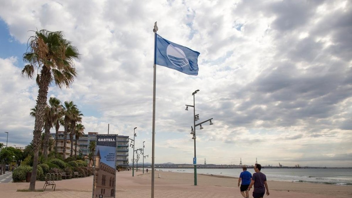 La playa de la Pineda consigue la bandera azul