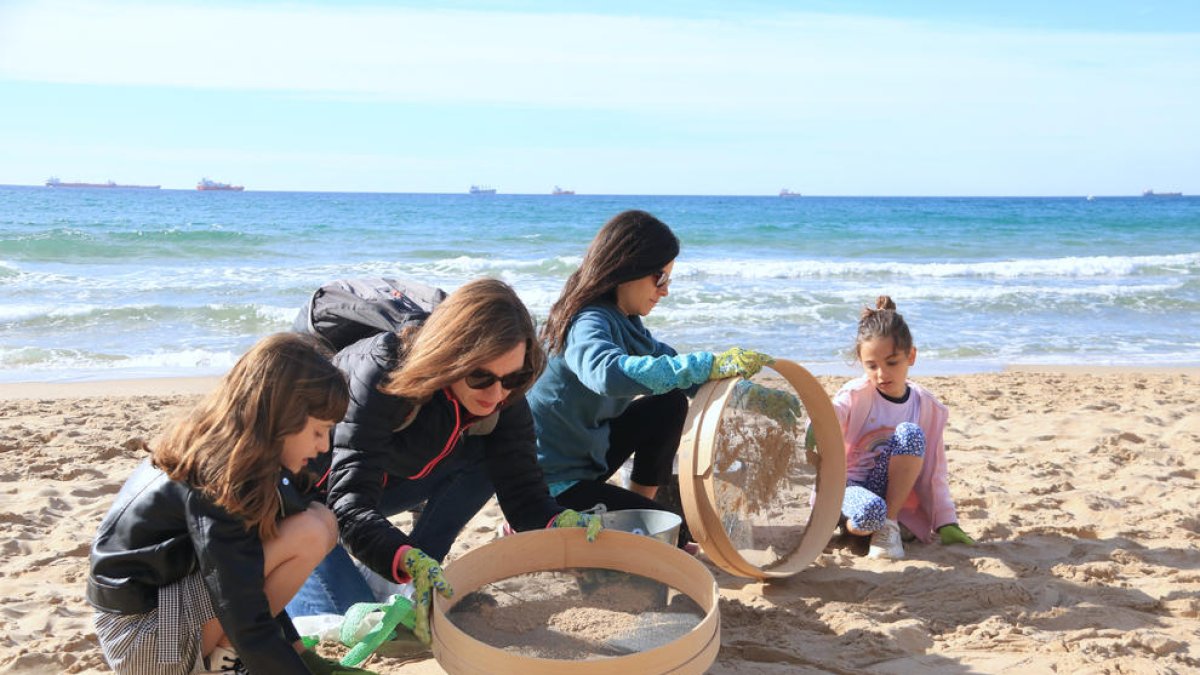 Recogen 476 colillas de cigarrillos y 3 kilos de pirotecnia en el Miracle
