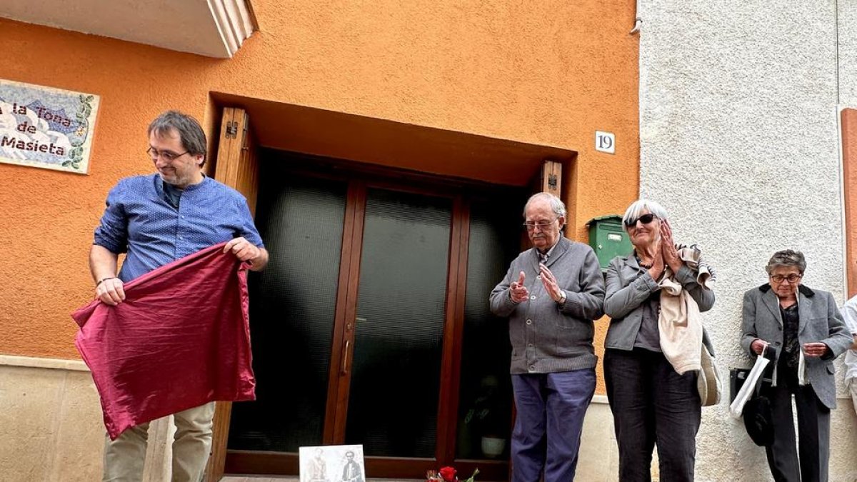 Roda instala dos 'stolpersteine' en recuerdo de víctimas del holocausto nazi