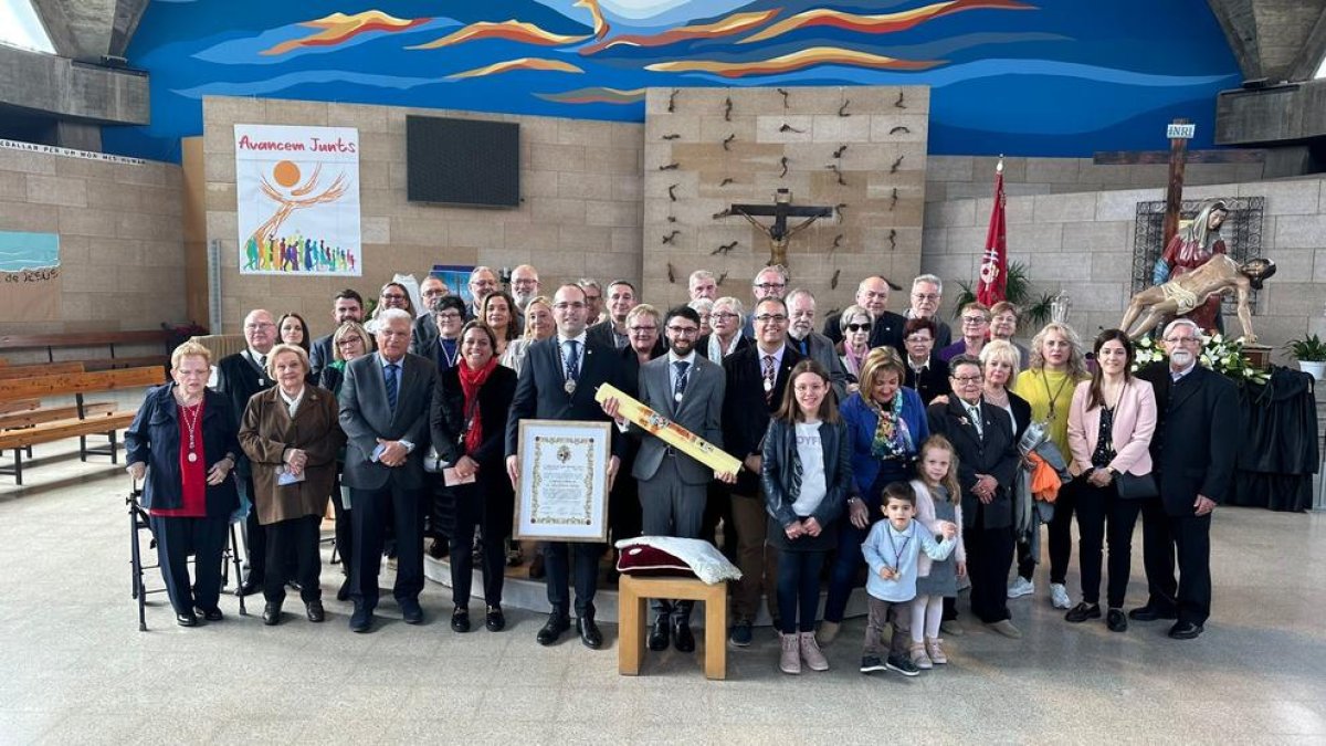 La Confraria de Sant Bernat Calvó bendice una nueva sábana para el misterio de La Pietat