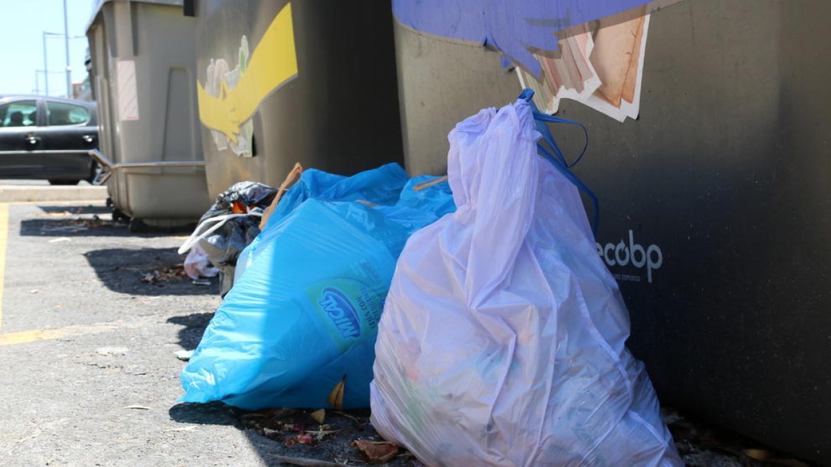 Els treballadors de la recollida d'escombraries a Calafell, en vaga per Setmana Santa