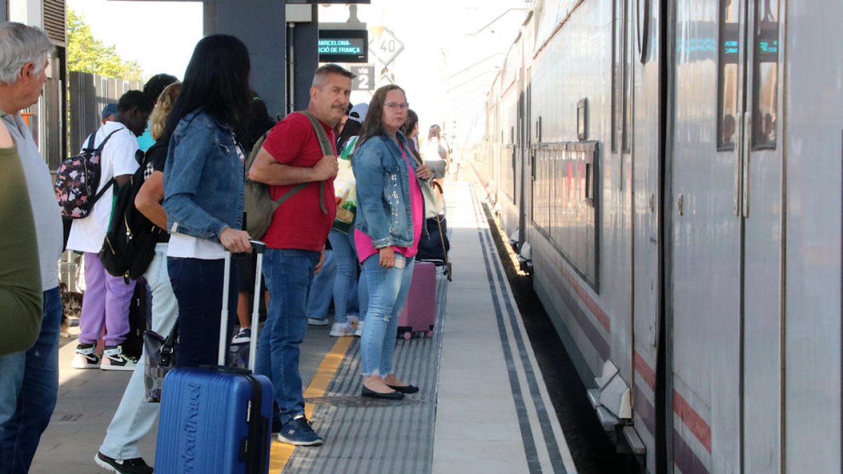 Pasajeros de la R2 sur esperando para subir el tren.