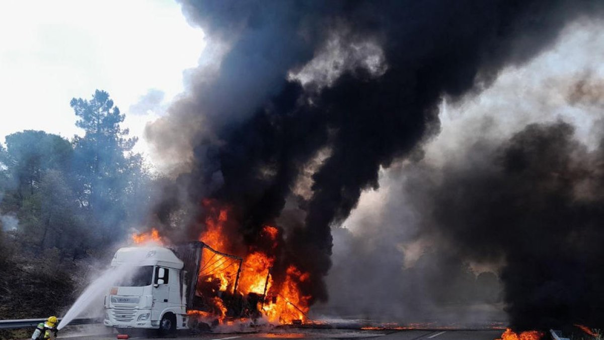 Girona: Cortada la AP-7 por el incendio de un camión cargado con mercancías peligrosas