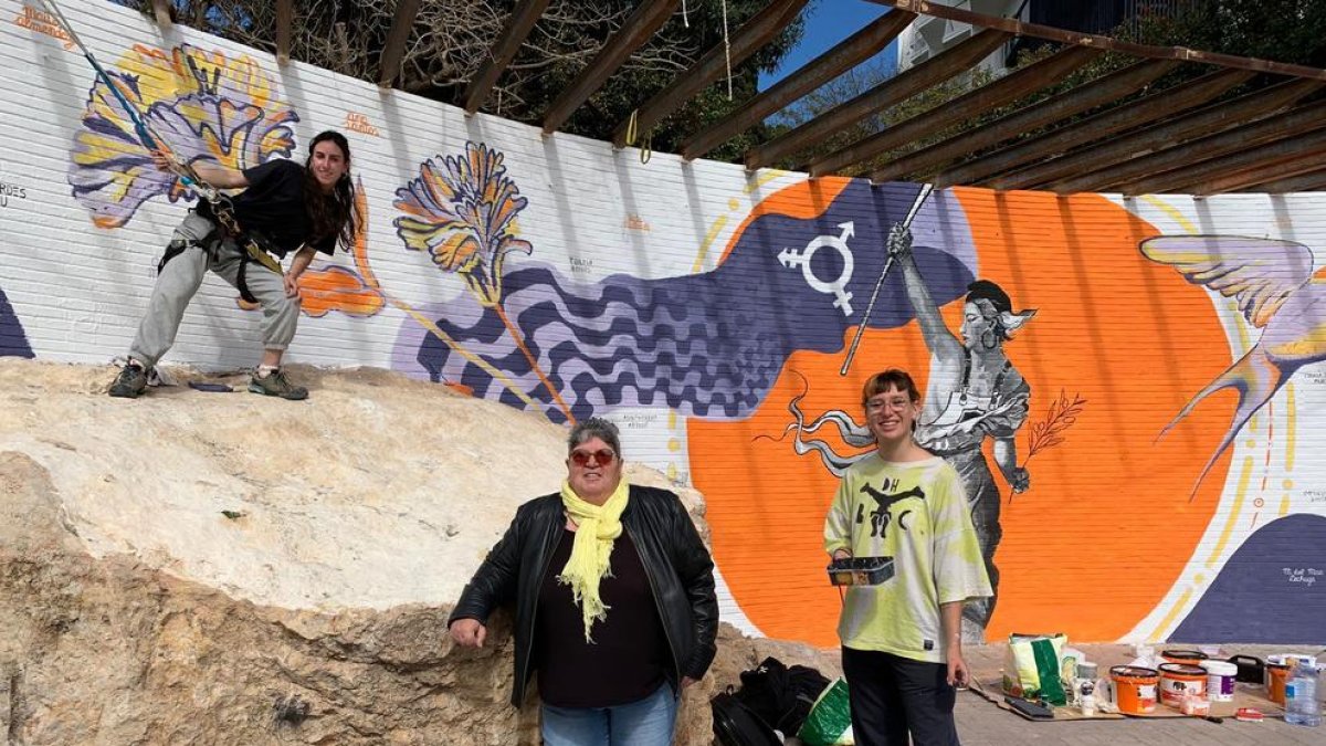 El nou mural feminista del passeig de les Palmeres ret homenatge a les 'Dones Tarragonines'