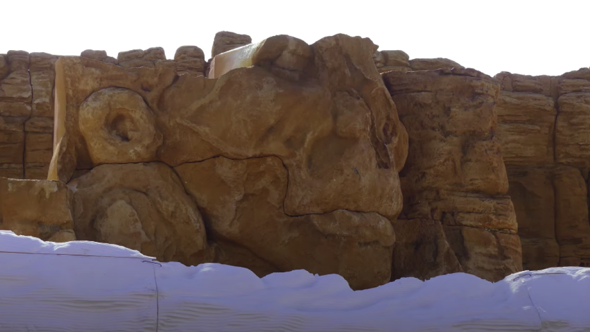 PortAventura comença la instal·lació de la cara del natiu americà a l'exterior de 'Uncharted'