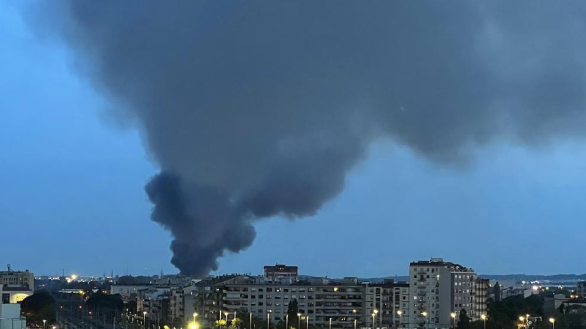 Estabilitzat l'incendi de dues naus industrials d'un fabricant de bicis a Vilablareix