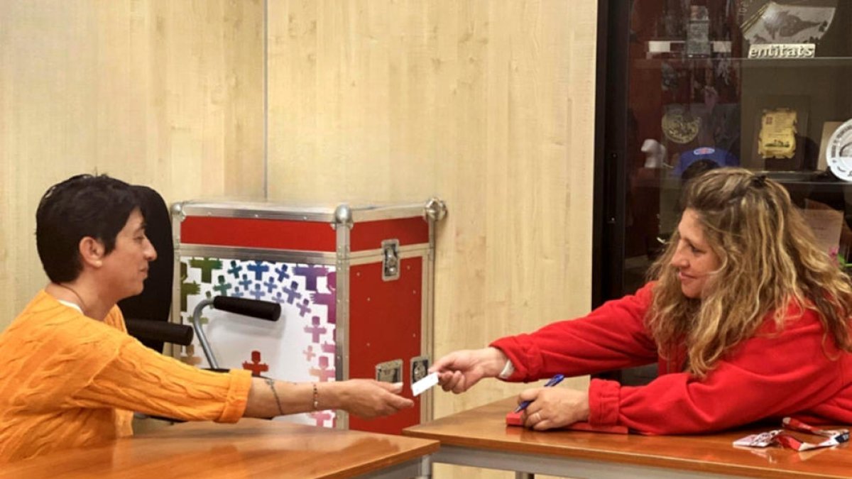 Creu Roja ajuda 1.600 persones de Tarragona i l'Ebre amb targetes moneder