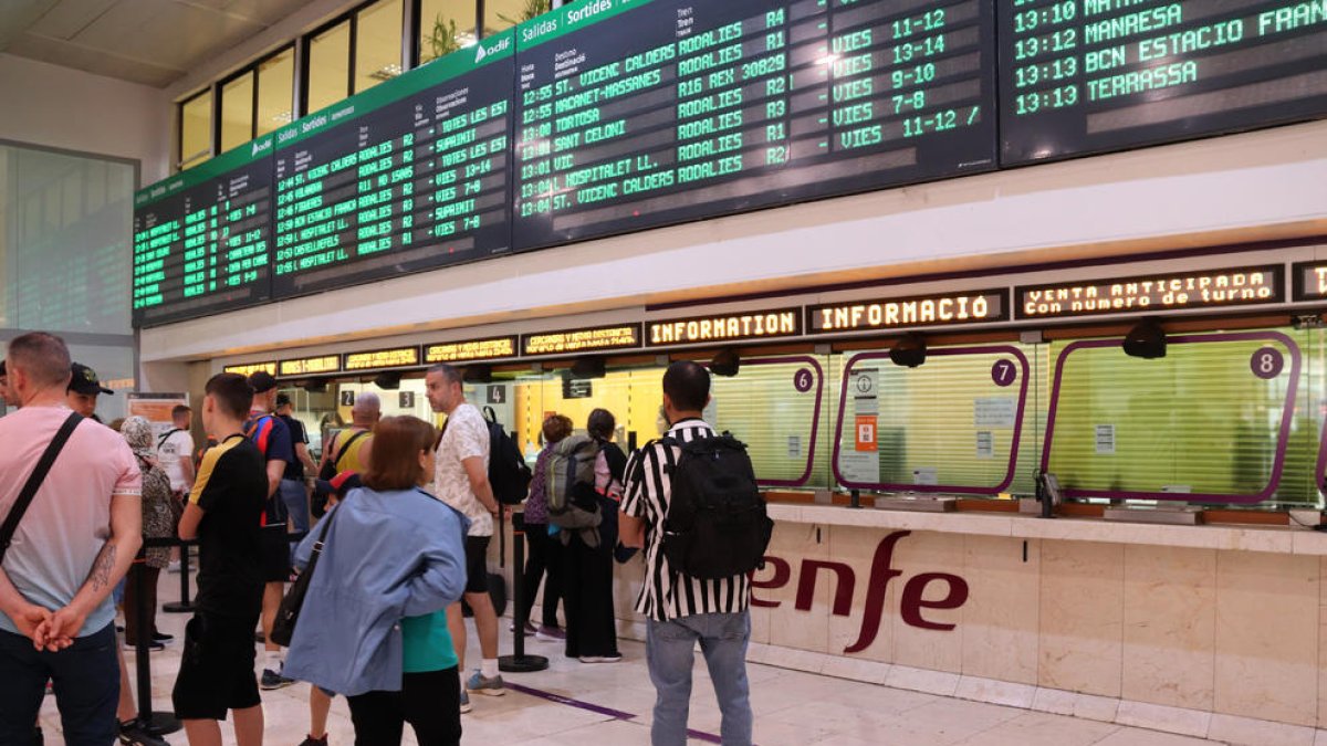 Més de 800 aspirants participen a l'examen per a 70 places d'operador comercial de Renfe a Catalunya
