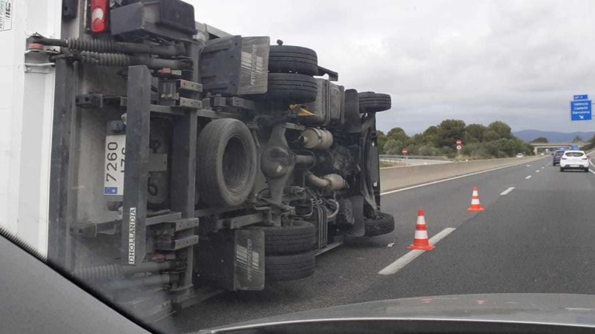 Vuelca un camión en la C-14, en la carretera de Vila-seca a Reus