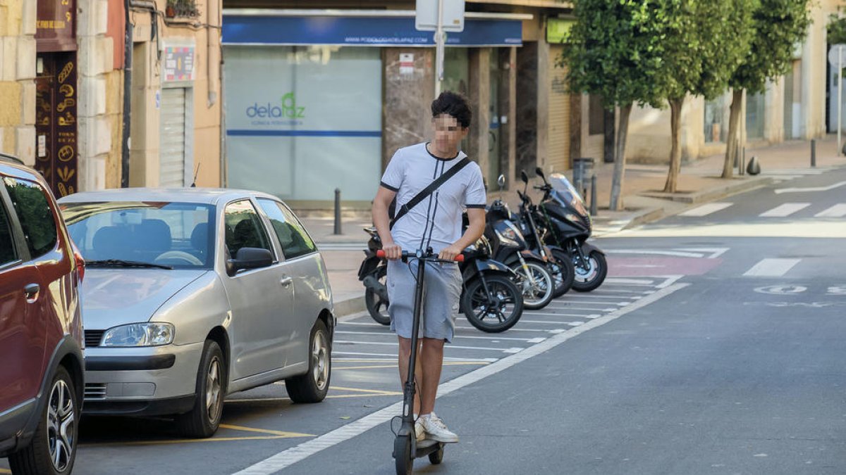 La Guardia Urbana de Reus ha interpuesto más de 500 multas en patinetes y bicis por circular por la acera en sólo cuatro meses