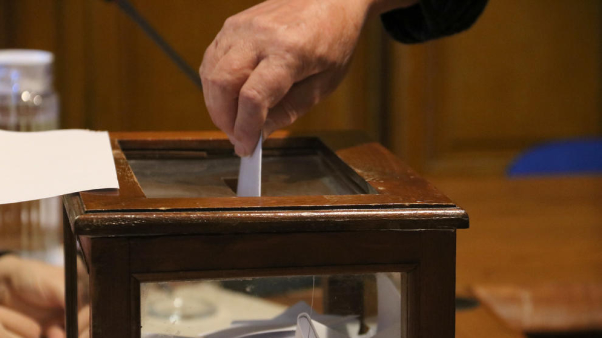 Imagen de archivo de una persona depositando su voto en una urna