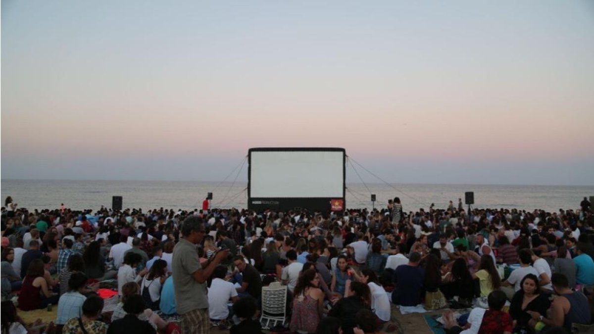 La mostra 'Cinema Lliure a la Platja' arriba a Tarragona amb 'Alcarràs', 'Cinco Lobitos' i 'Aftersun'