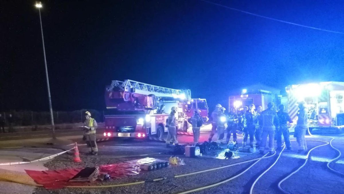 Cremen un camió i dos turismes en una empresa de fruita i verdures de Riudoms