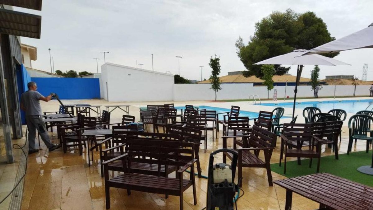 Santa Oliva avança l'obertura de la piscina d'estiu per la calor