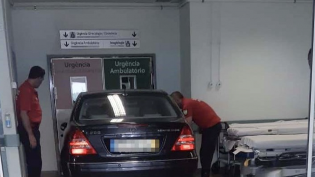 Un home envaeix amb el seu cotxe les urgències d'un hospital per a exigir ser atès