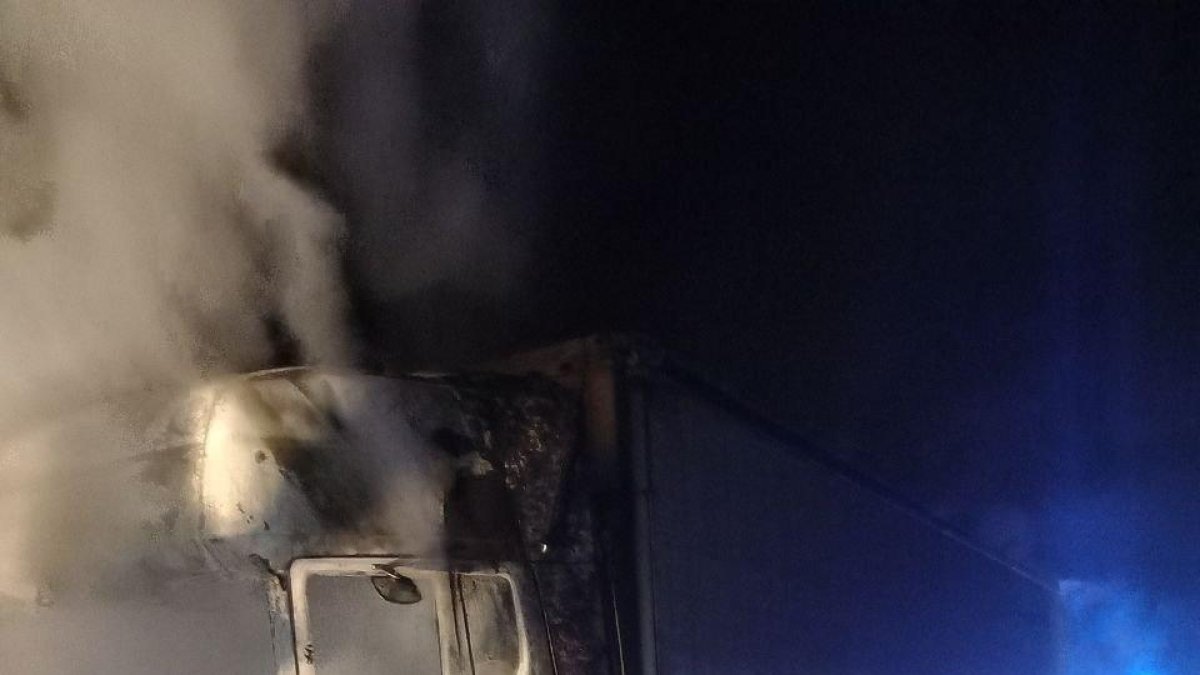 Quema un camión en la AP-7 en Vandellòs i l'Hospitalet de l'Infant y el conductor sale ileso