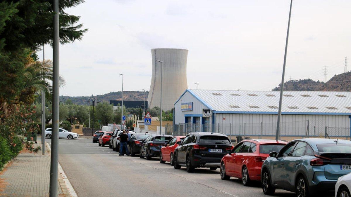 Largas colas de trabajadores para acceder a las nucleares de Ascó y Vandellòs