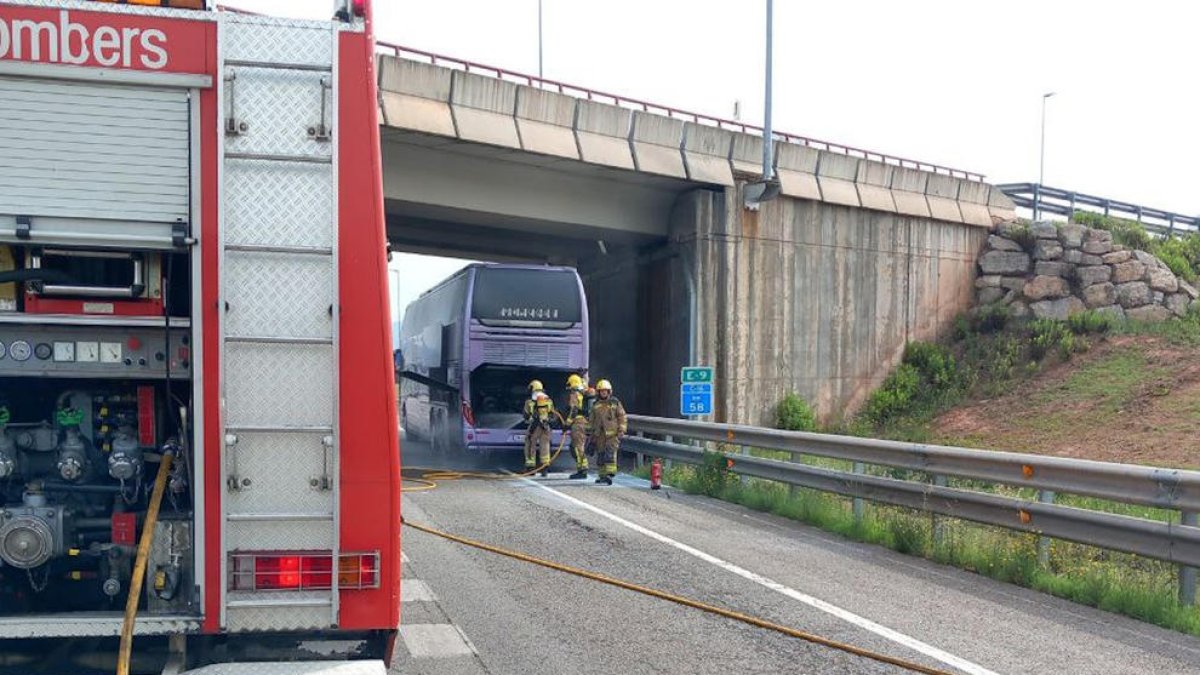 L'incendi d'un bus escolar a Sant Fruitós de Bages deixa tres persones ferides