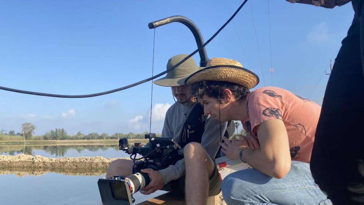 La familia, las raíces y la siembra del arroz en el Delta confluyen en el cortometraje 'Un soroll llunyà'