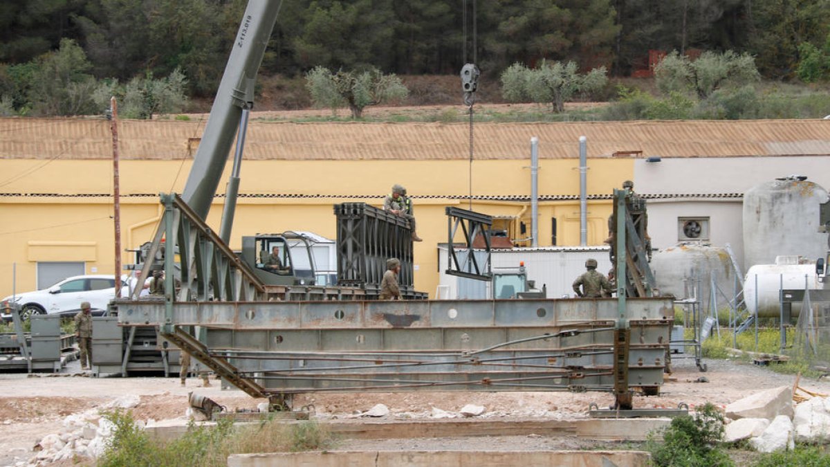 El ejército retira el puente provisional de Montblanc instalado después de los aguaceros en el Francolí