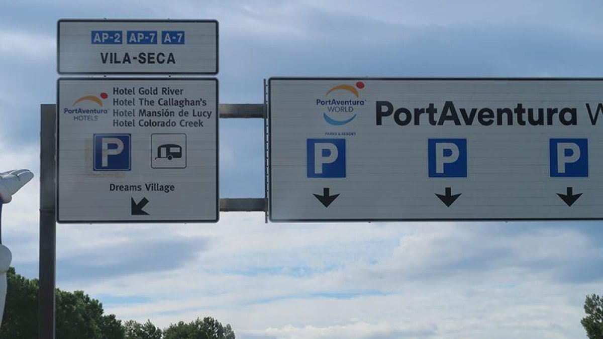 Llencen oli i claus a l'entrada de PortAventura World com a protesta contra Hard Rock