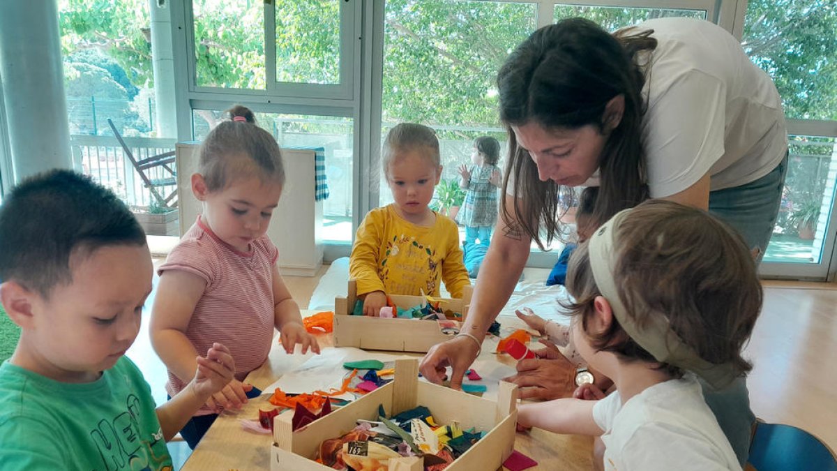 L'artista Courtandshout visita la llar d'infants municipal Maria Dolors Medina de Cambrils