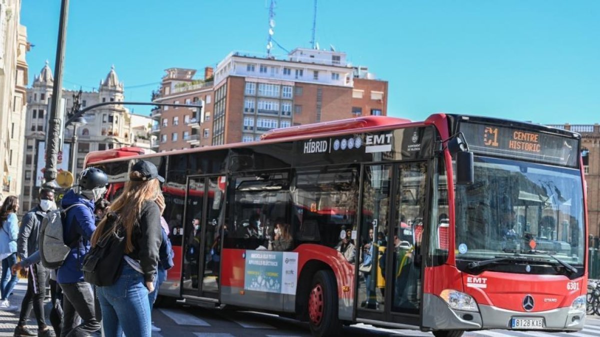València: Mor una dona en colpejar-se el cap per una frenada en un autobús urbà