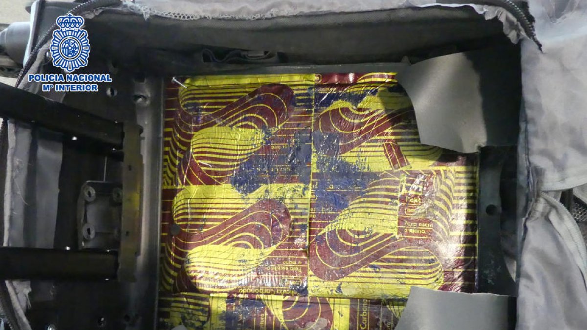 Dos passatgers detinguts a l'aeroport del Prat per transportar 5,2 quilos de cocaïna amagats a l'equipatge