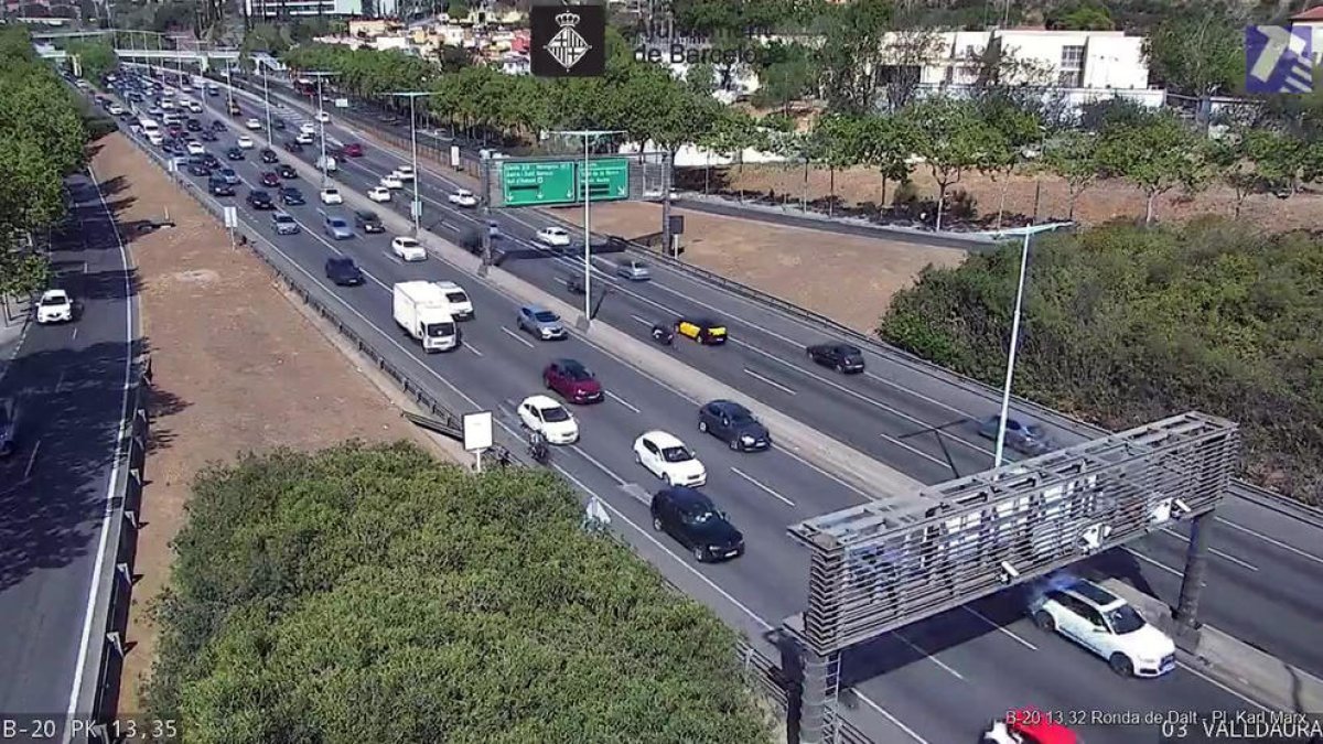 Cerca de un 80% de los 440.000 vehículos previstos han salido del área metropolitana por el puente del 1 de mayo