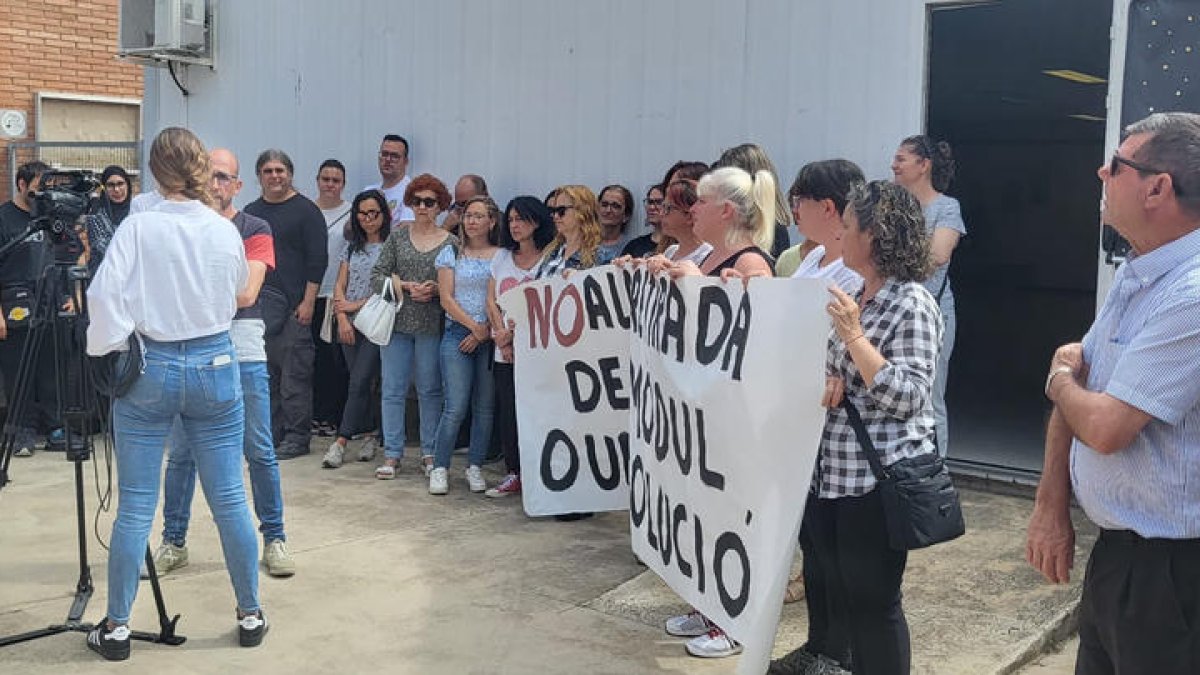 La AMPA de la Cèlia Artiga de Reus reclama la permanencia del módulo polivalente