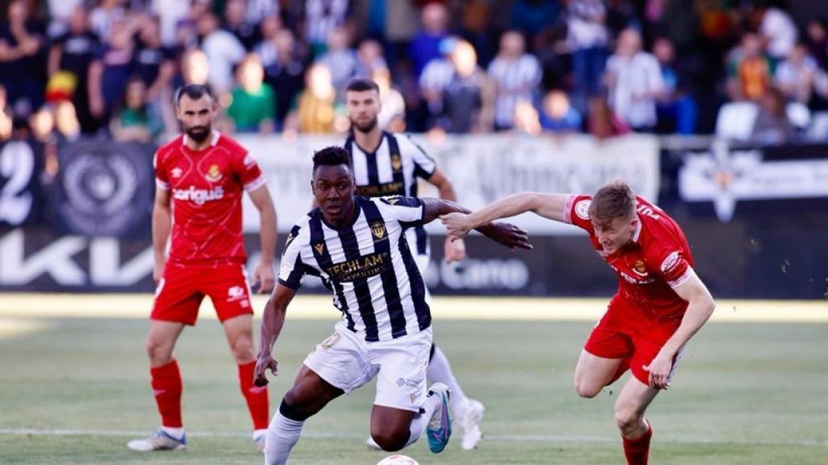 Pol Domingo recuperará el lateral derecho después de seis partidos de ausencia