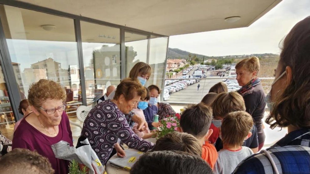 Los alumnos de la escuela Salvador Espriu de Roda de Berà visitan el 'Centre de dia per a persones grans Marinada'