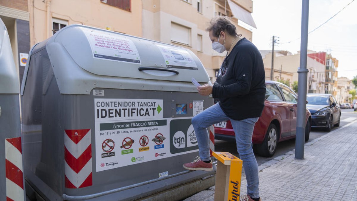 Proposen iniciar la implantació dels contenidors tancats per Llevant