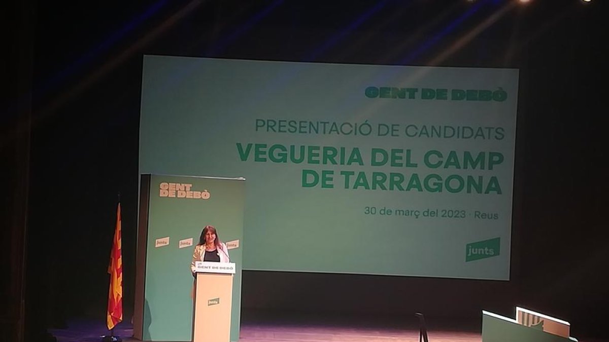 Laura Borràs es dona un bany de masses en un Teatre Fortuny ple de gom a gom