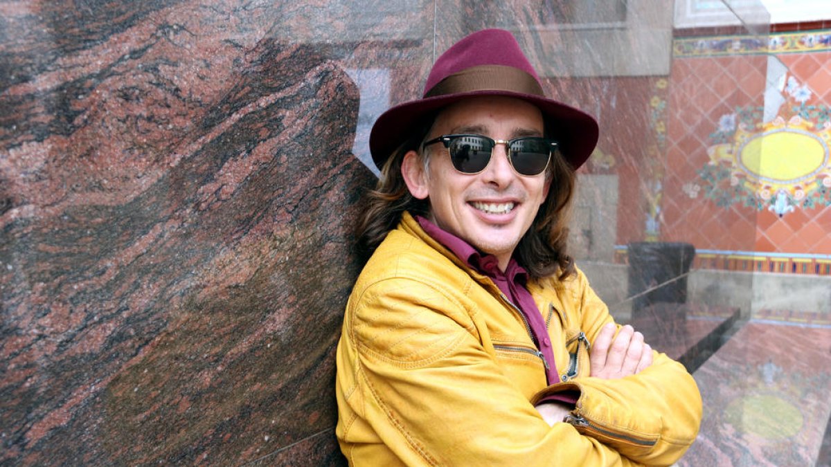 Buhos experimenta amb sons electrònics i prescindeix dels instruments de vent al nou disc