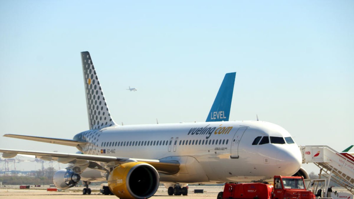 Vueling canvia el calçat de les tripulants de cabina després de la denúncia per exigir maquillatge i talons