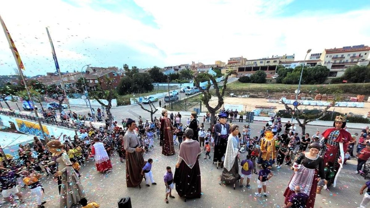 Los nuevos gigantes de los Pallaresos estrenan vestidos para celebrar su 15.º aniversario