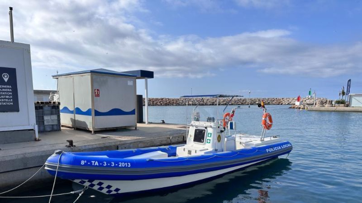 La Policía Local de Torredembarra adecua la embarcación del servicio de playas