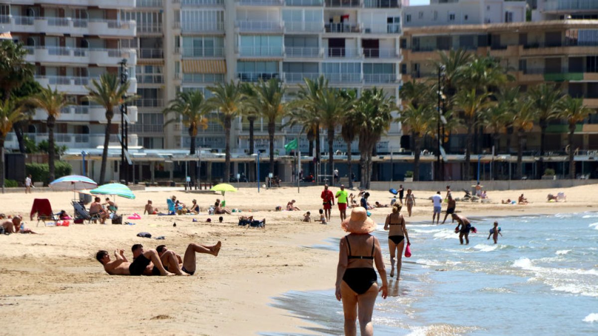 Muere ahogada una mujer de 56 años en la playa de Llevant de Salou