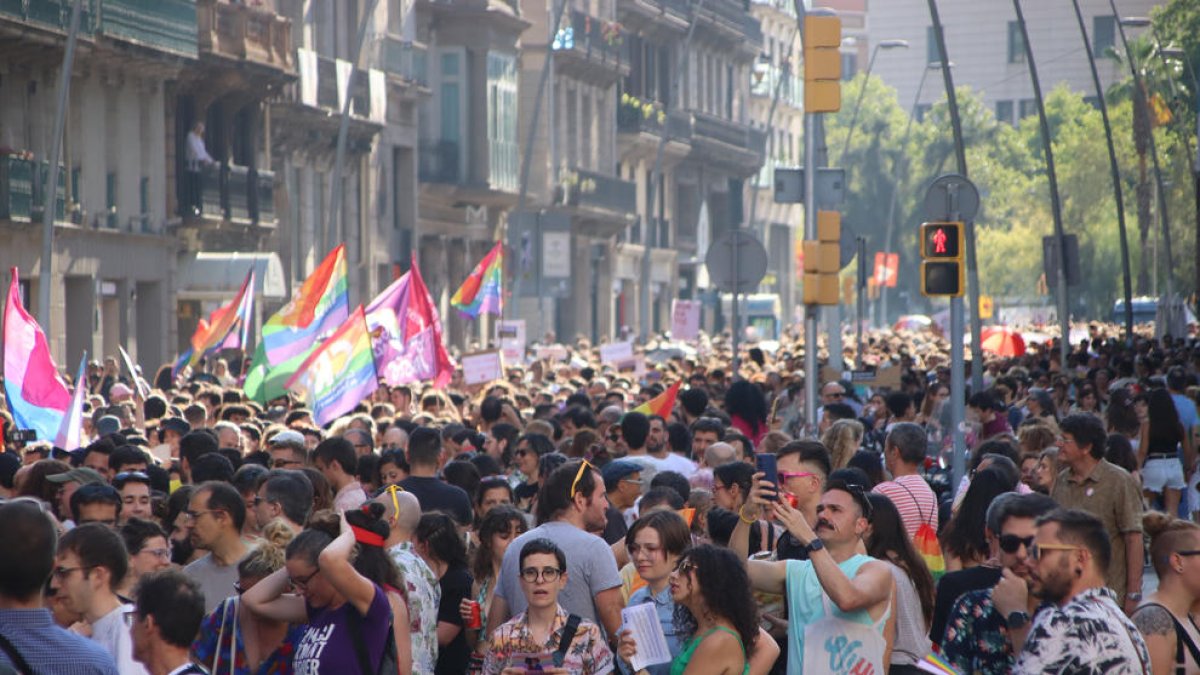 Unas 3.300 personas se manifiestan por las calles de Barcelona para reivindicar los derechos del colectivo LGBTI