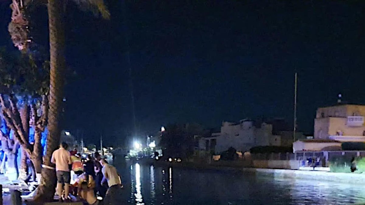 Un mort i cinc persones ferides en un accident amb dos cotxes que han caigut al canal d'Empuriabrava
