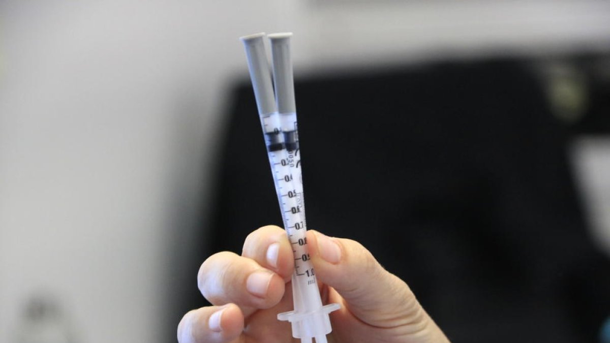 Imatge d’arxiu de dues vacunes contra la MPOX