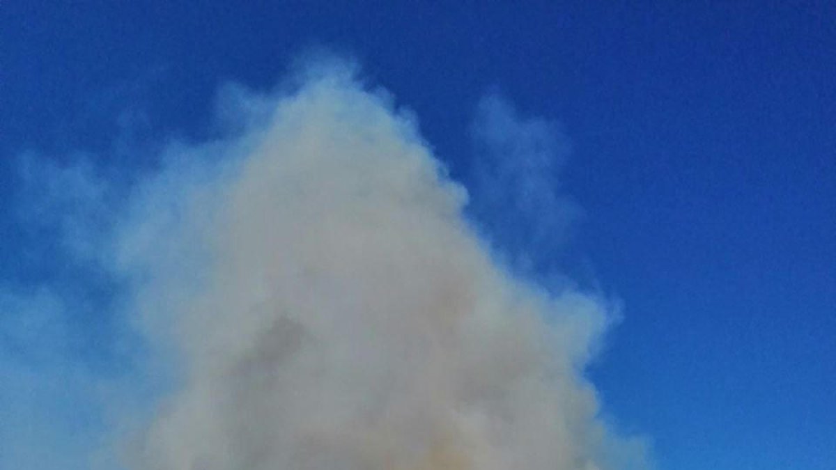 Un incendio quema una planta de selección de Constantí