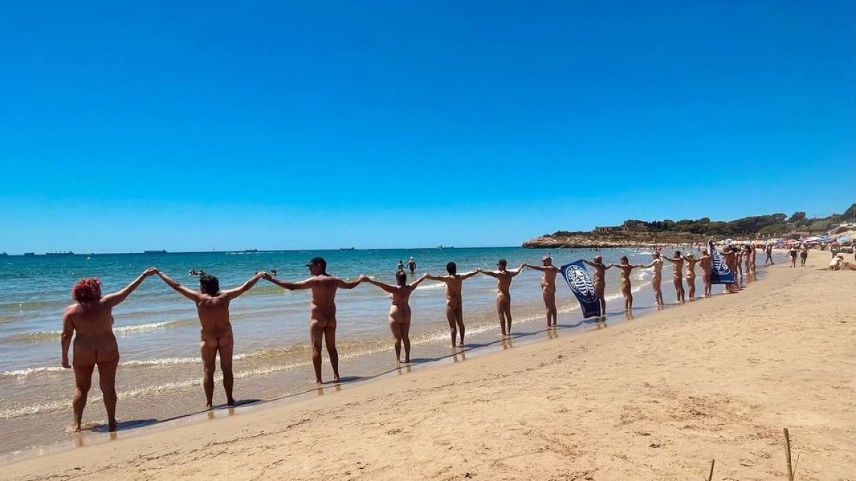 El nudismo se reivindica en las playas de Tarragona